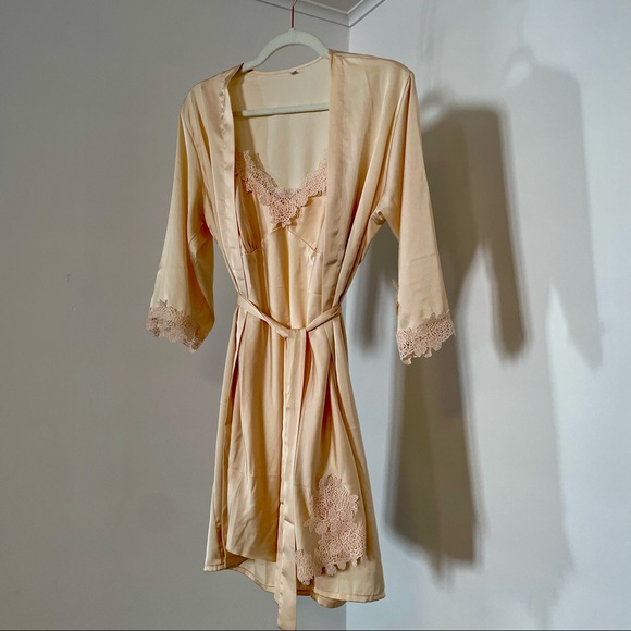Gorgeous Two Piece Nightie Robe Set | EUC Size Large - Picture 1 of 14